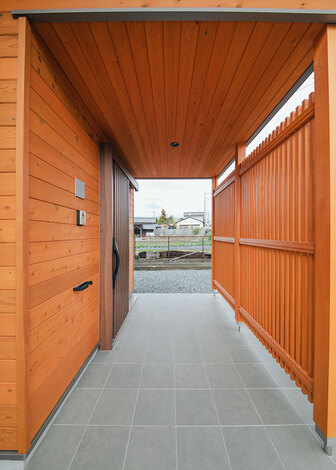 無垢を張った玄関は、あたたかな印象