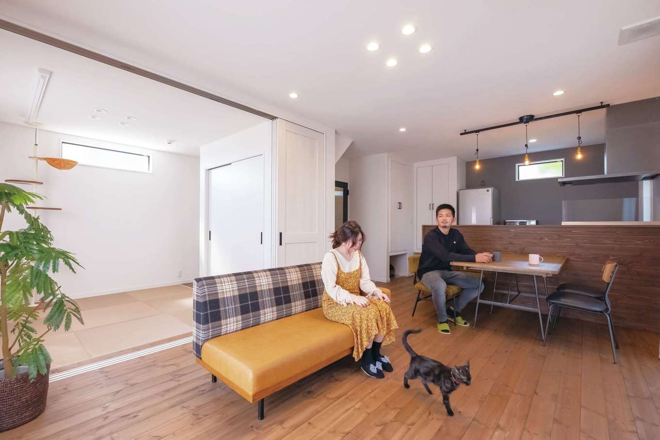 藤田建設（ラフェルム沼津）【デザイン住宅、自然素材、ペット】無垢の床はペットにも優しい。「引っ越し前に住んでいた賃貸のフローリングとは全然違う! 気持ちいいです」とＳさん。温かくやわらかな無垢材の床は、空気をたくさん含み脚あたりのよい感触で、自分の体温でより温もりを感じられる。ご主人がいろいろ調べ、落ち着いたシックな色味をリビングに選んだ