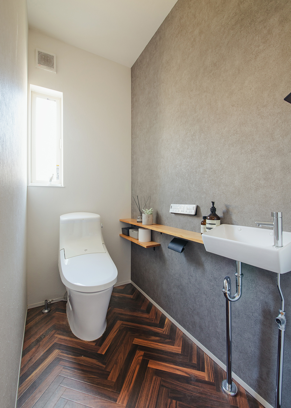 SEVEN HOUSE/セブンハウス【子育て、収納力、間取り】スタイリッシュなデザインのトイレ。シンプルな内装に、ヘリンボーンの床がアクセントとなっている