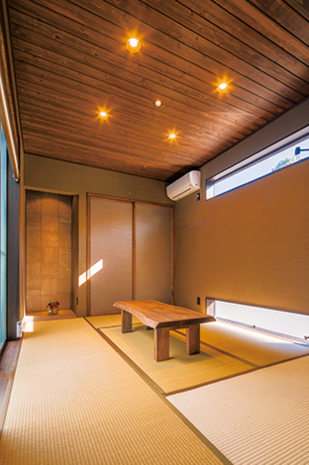 客間として使う和室。天井にシダー、床の間にタイルを張った。壁は調湿・消臭効果の高い薩摩中霧島壁