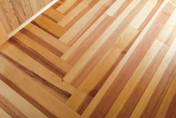 広縁の床はマツで、コーナーは格調高い石畳張りに