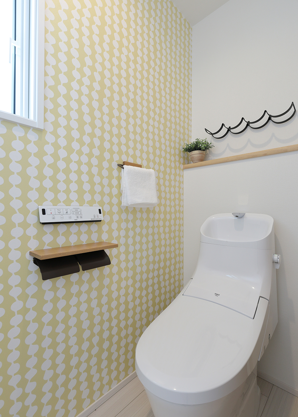 丸昇彦坂建設【デザイン住宅、趣味、間取り】2階のお手洗いスペースは、イエローのクロスを採用