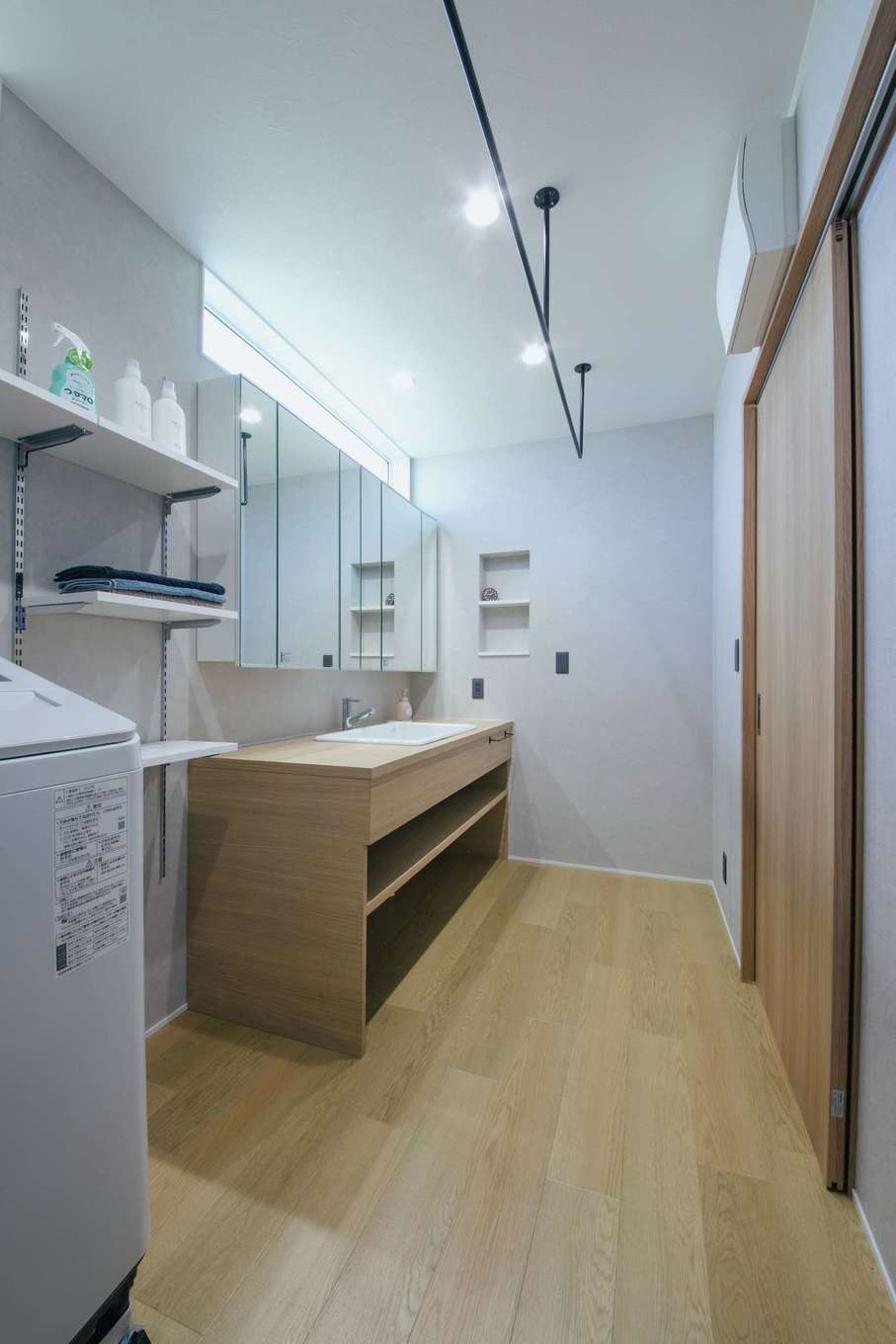 will建築工房【デザイン住宅、省エネ、間取り】室内干し用のバーを付け、洗濯の家事が一か所でできるようにしたランドリー。洗面台はカウンターを広く設けてあるため、家族が同時に利用できる