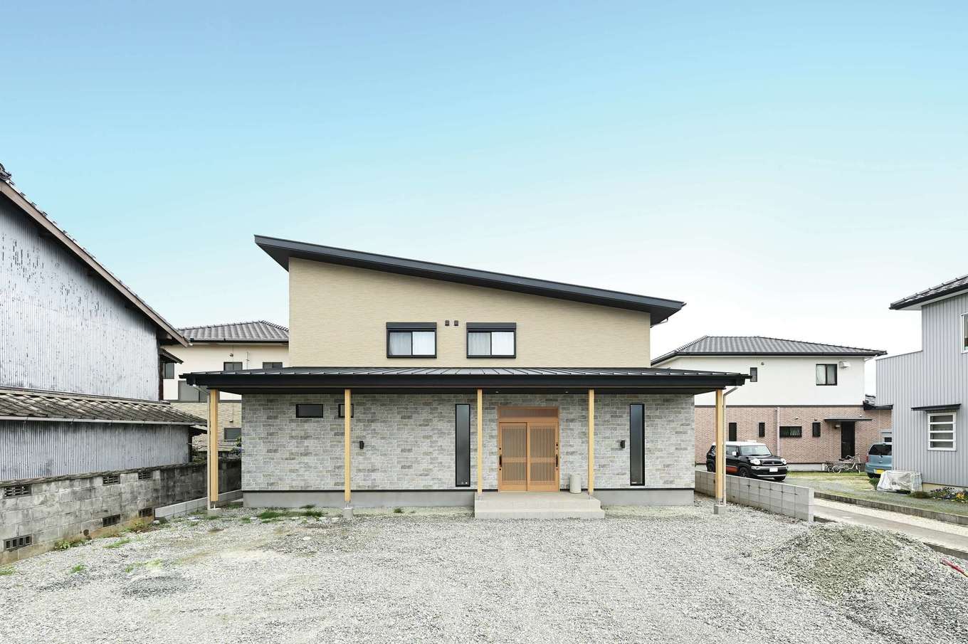 絆家（きずなや）【デザイン住宅、子育て、二世帯住宅】片流れの屋根と広い外部下屋が端正な外観