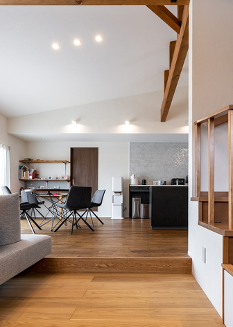 ダイニングから一段下げたピットリビング