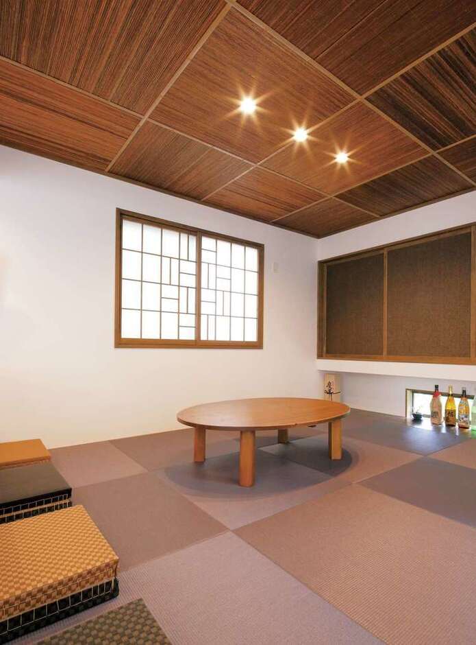 障子はN邸のために久保社長が描き下ろしたオリジナルデザイン。天井と畳を対にした、和でありながらモダンな空間
