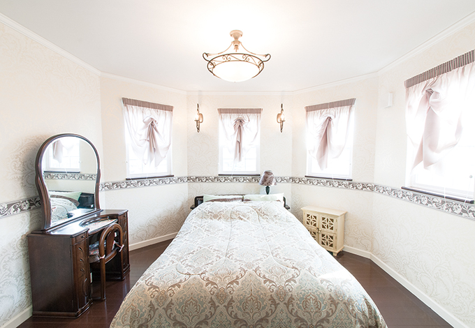 ハウテックス【輸入住宅、趣味、間取り】7.5畳の主寝室は窓を多くとり、カーテン越しのやわらかな光に包まれる。寝室は1畳の書斎と5畳のウォークインクローゼットに繋がる