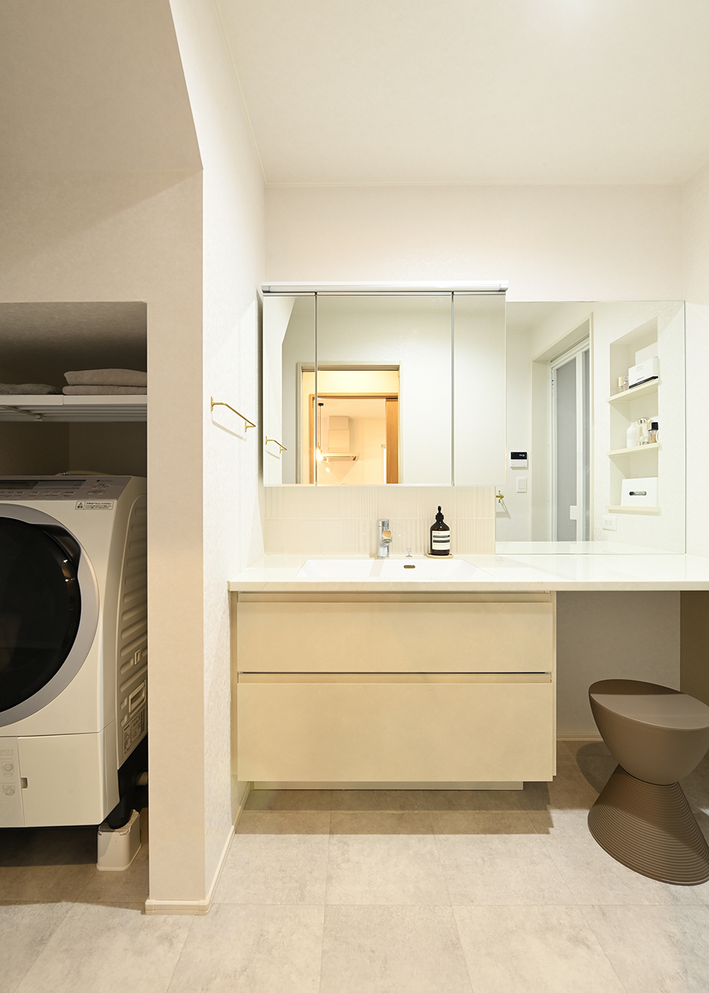 ナイスホーム【デザイン住宅、間取り】階段下を有効活用してランドリースペースに。座ってメイクができるよう、洗面台を広くしたのも奥さまのこだわり
