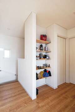 2階ホールの収納棚は、アウトドアグッズのディスプレイコーナー