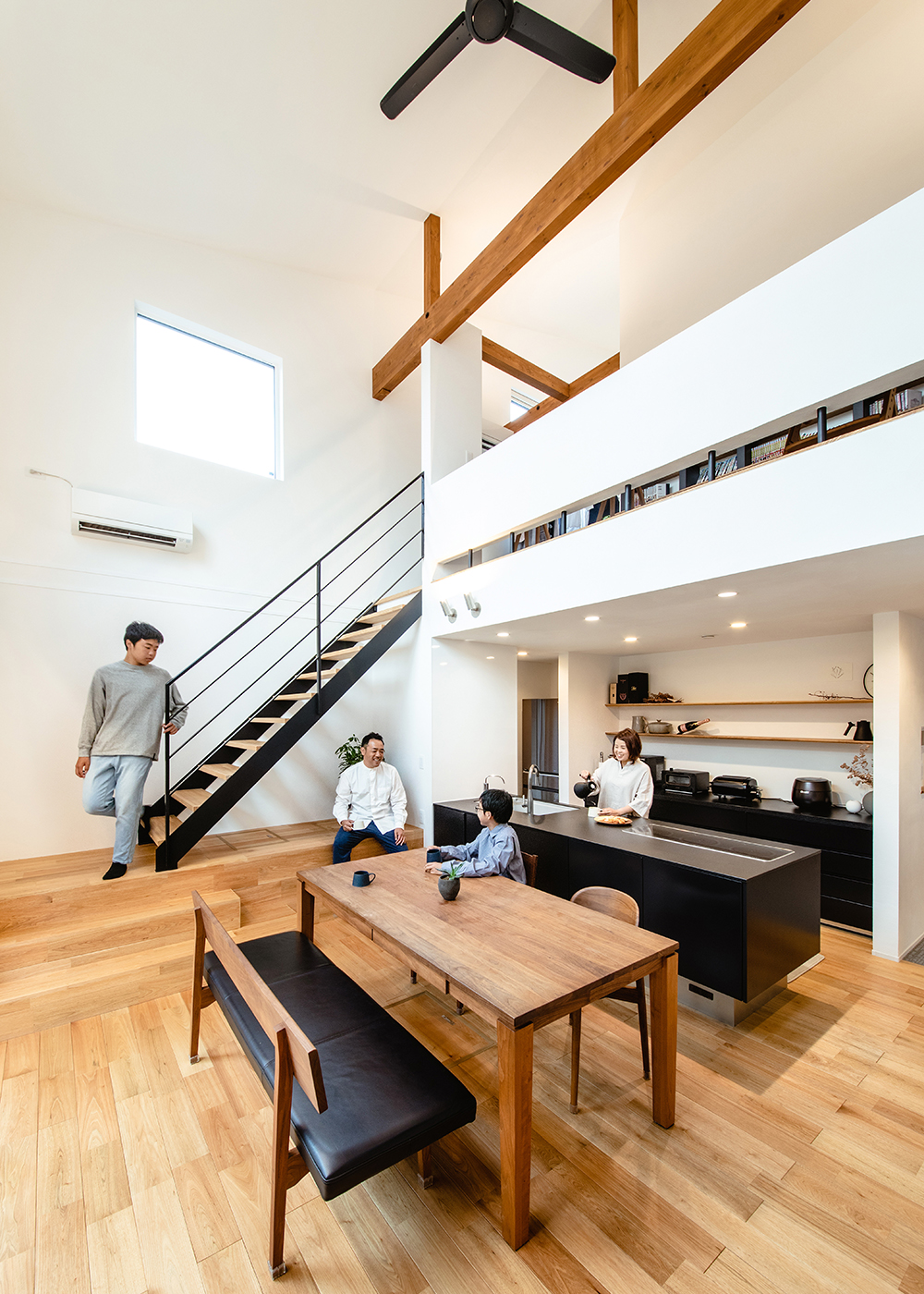 ainoa.life くらはし建築【デザイン住宅、間取り、インテリア】開放感溢れるDK。ダイニングとキッチンが一体となり、シンプルでモダンなデザインが魅力的