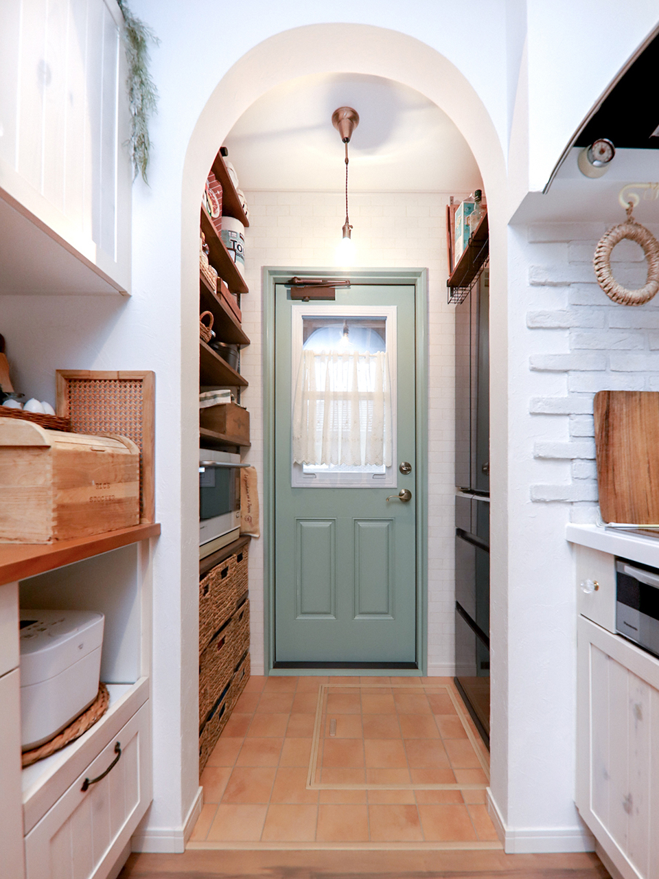 アサヒグローバルホーム｜生活感の出る冷蔵庫は、設計士と1cm単位で奥行きを調整してパントリー内に設置