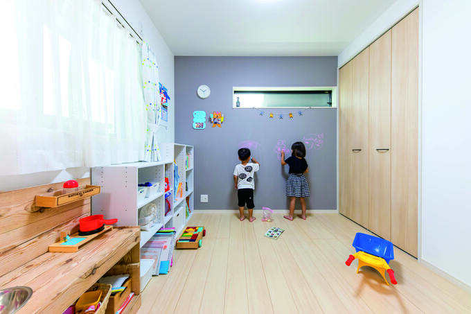 子ども部屋の壁には何度もお絵かきが出来、遊び心が満載