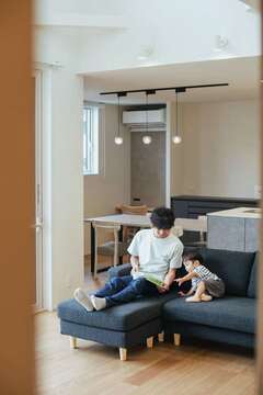 ソファやダイニングテーブル、照明などのインテリアも、雰囲気に合わせて一つひとつ吟味した。カップボードは自分たちで設置し、コストを削減。奥には宿題用の造作カウンターを依頼した