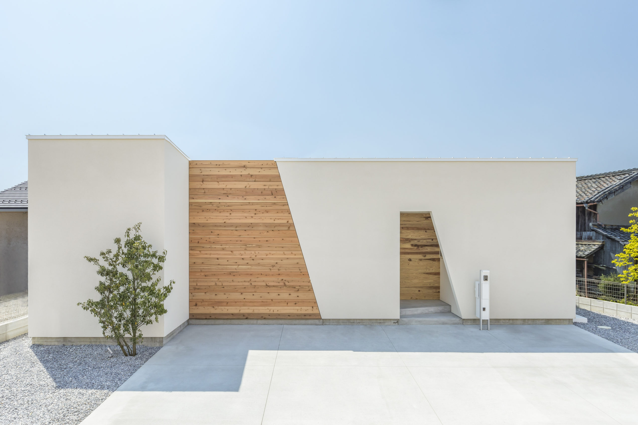 ETERNITY（エタニティ)　SIMPLE NOTE 浜松東【デザイン住宅、建築家、平屋】外構まで含めた提案が「SIMPLE NOTE」の魅力。「できるだけメンテナンスが必要ないデザイン」が特徴だ。塗り壁の外壁に木目が映え、シンプルさの中にナチュラルな印象が生きる