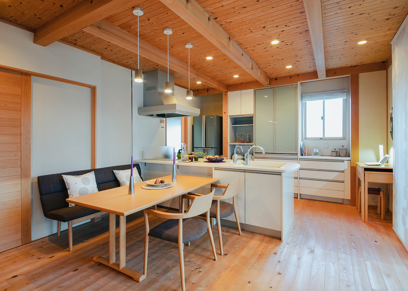 エフエフ住宅【掛川市細田293・モデルハウス】普段の生活が快適になるようにと、キッチンとダイニングテーブルを対面に