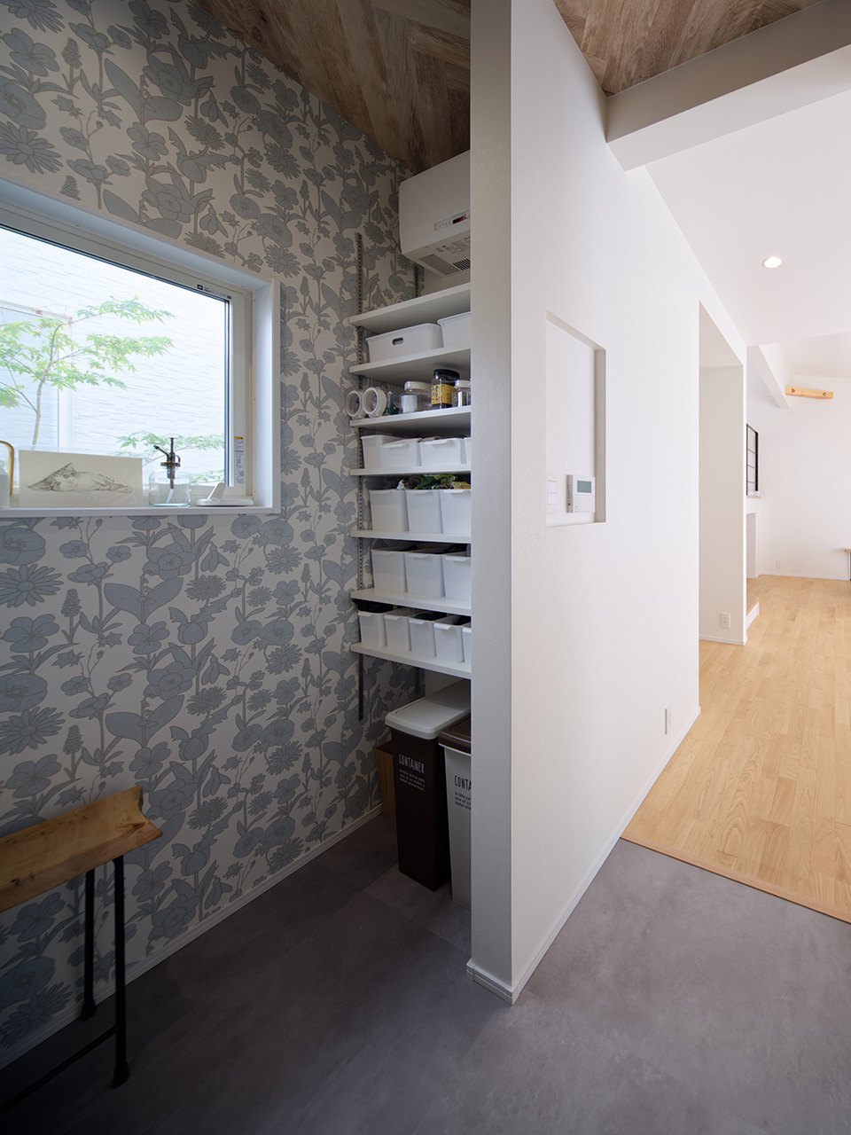 アサヒグローバルホーム｜リビングから死角になる1帖のパントリー。生活感が出る食品や日用品をストックでき、リビングをすっきり見せる。