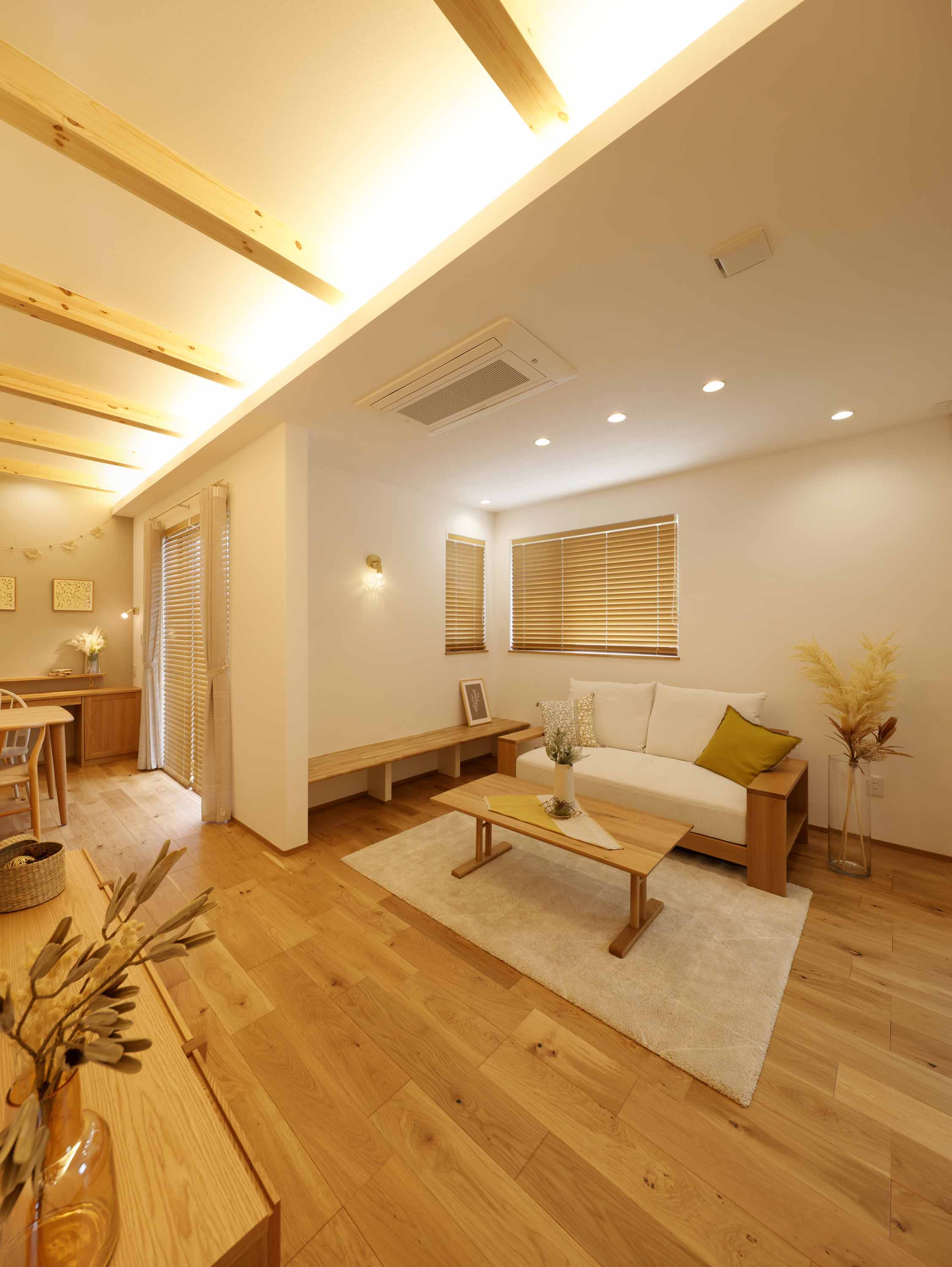 サーラ住宅 名古屋支店｜温かみのある木材を用いたリビングダイニング。開放感のあるレイアウトで、シンプルな家具が調和している。