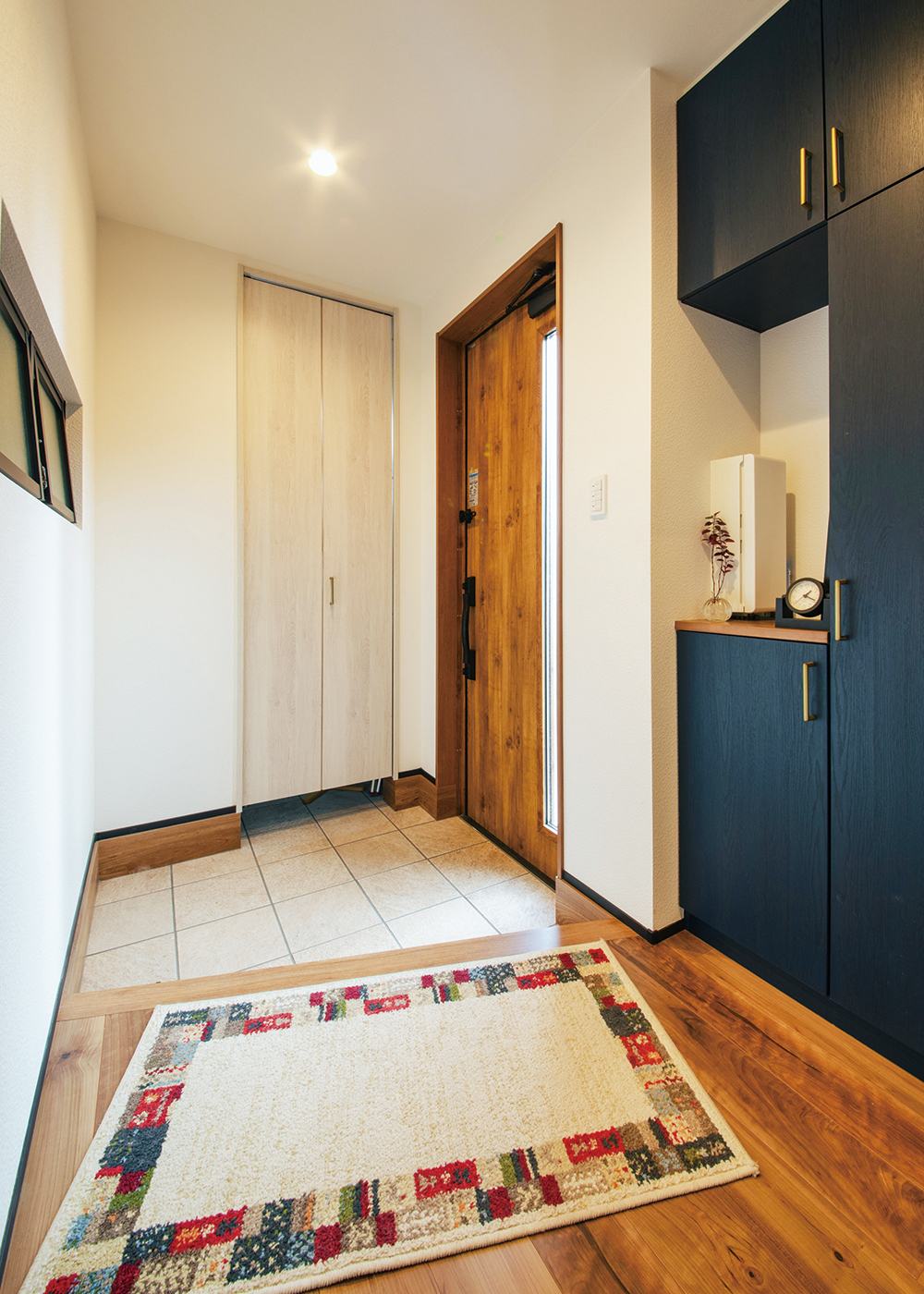 吉川住建【間取り、平屋、鉄骨鉄筋コンクリート構造】玄関ドアの横に埋め込みポストがあり、室内で郵便物を受け取れるつくり。奥には土間収納も