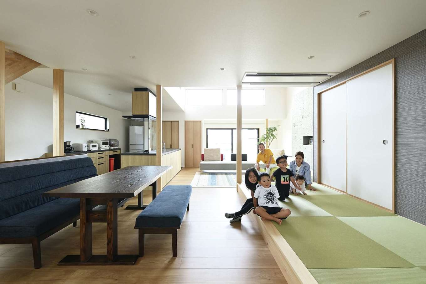 絆家（きずなや）【デザイン住宅、子育て、二世帯住宅】腰掛けにも重宝する小上がりスペース