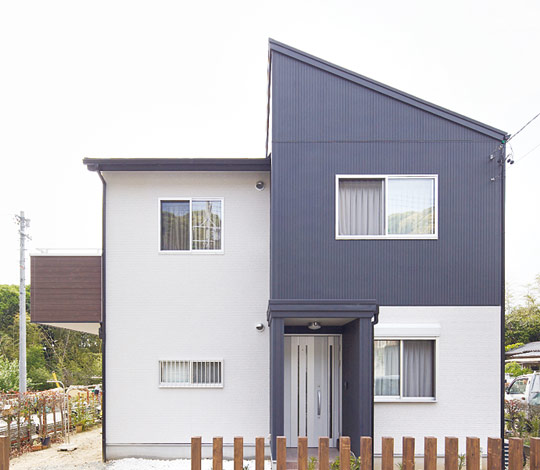 水田建設【1000万円台、二世帯住宅、間取り】湖畔のロケーションによく似合う和モダンの外観