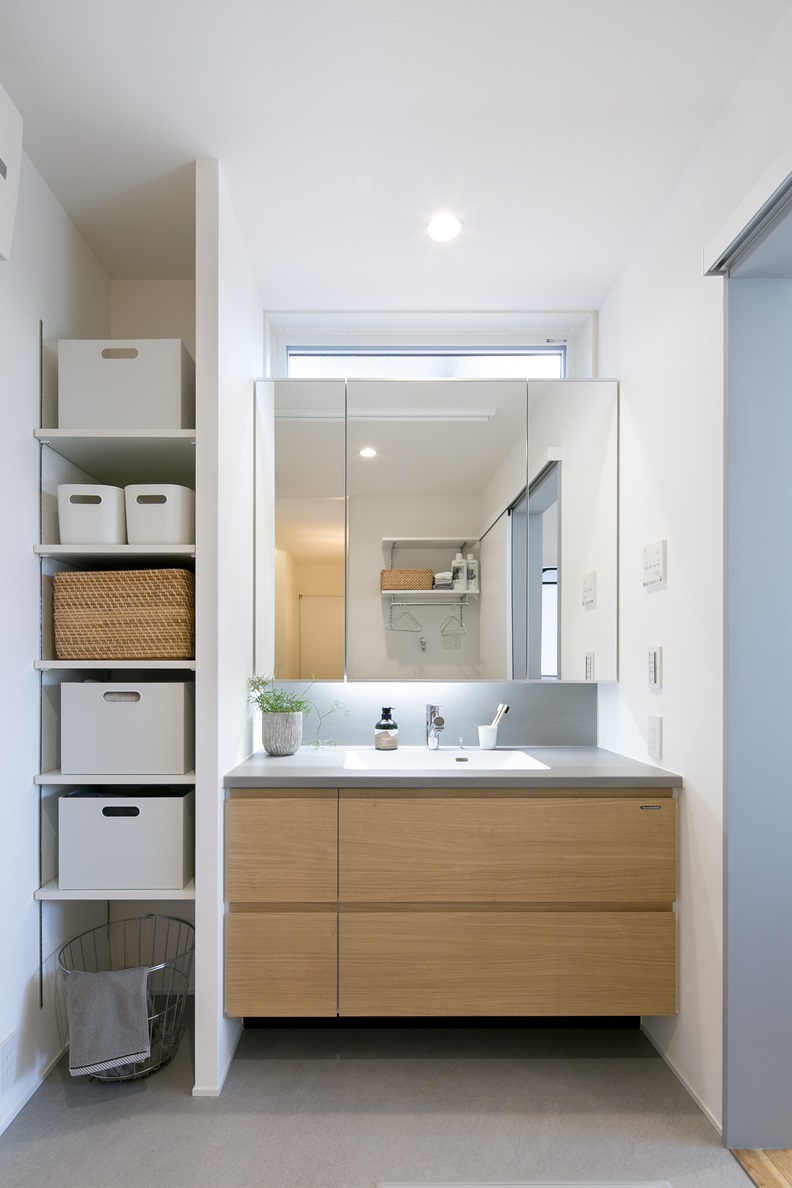 シンプル｜グレー×木目の洗面台。
鏡上に窓を設け明るい空間に。