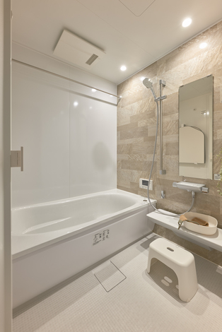 清潔感あふれるモダンなバスルーム。シンプルなデザインながら、快適な入浴環境を整えている。リラックスできる空間が広がる。