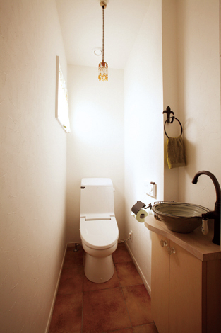 ビーズの照明カバーは奥様の手作り、陶器の洗面ボウルは奥様のお父様の作品だそう