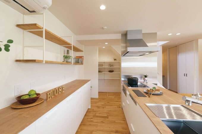 キッチンは『住家』のオリジナル。奥にはパントリーを用意