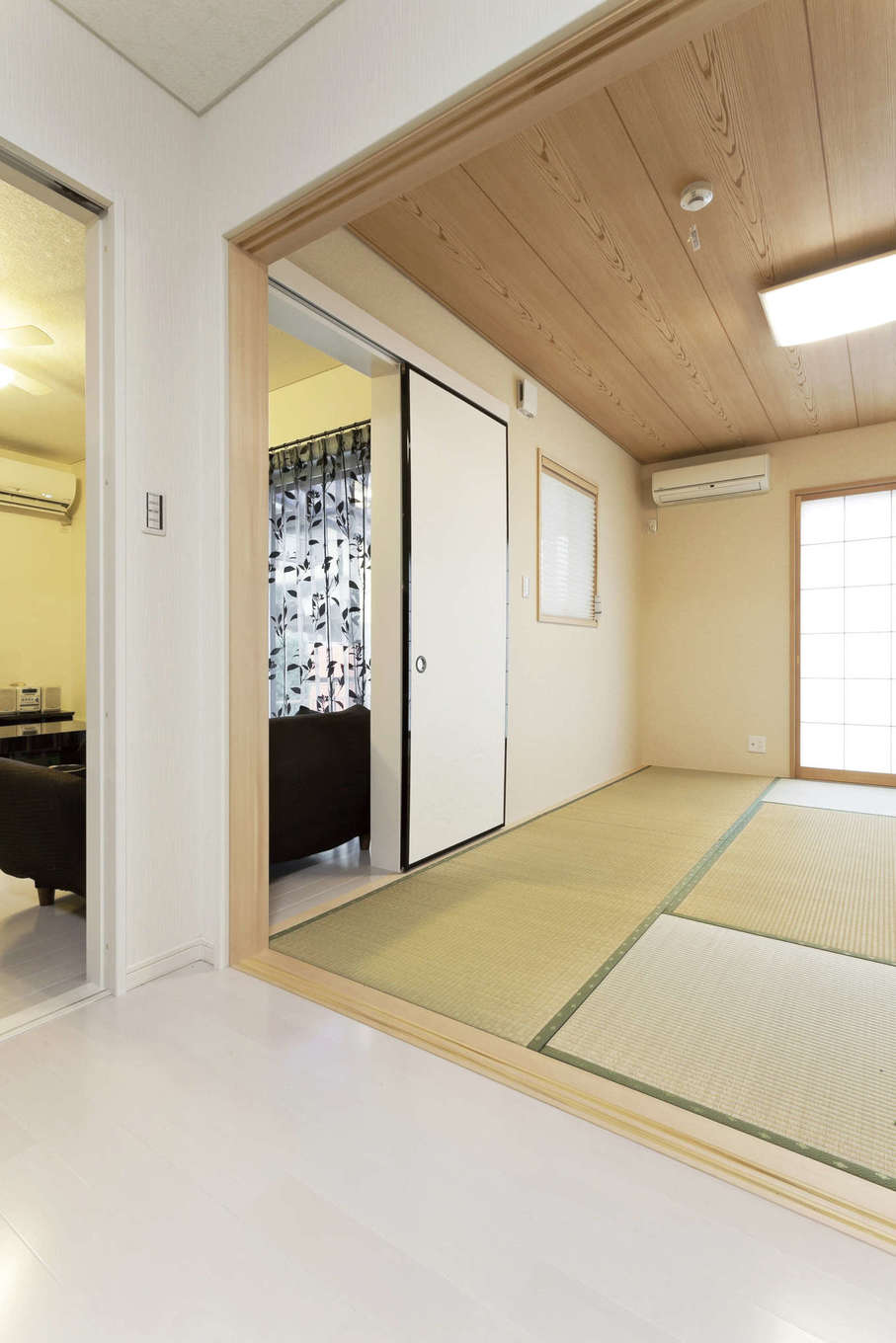 吉川住建【収納力、二世帯住宅、省エネ】リビングと隣接した和室は、将来、両親と同居するため備えとして配置