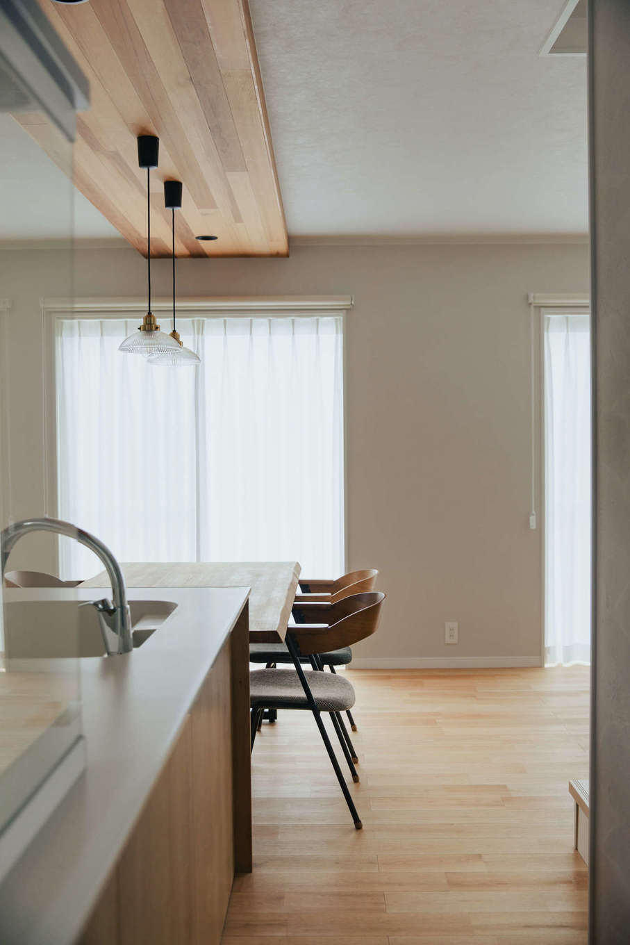 ほっと住まいる【自然素材、間取り、インテリア】光が差し込むリビングはいつも明るい