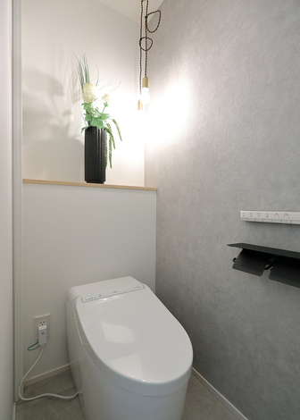 スタイリッシュなお手洗いスペースにペンダントライトがワンポイントになっている