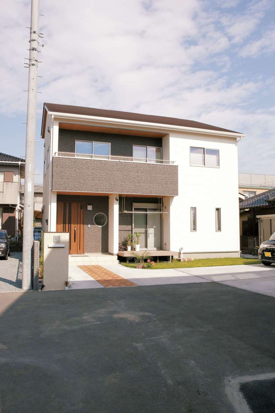 イデキョウホーム【収納力、省エネ、間取り】玄関へと続くタイルの設置や芝生の植栽はご主人の手によるもの