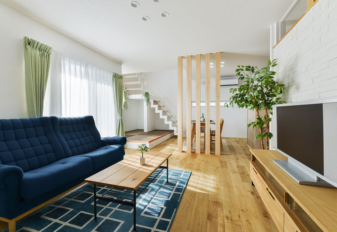 リビングのTV裏にはエコカラットを設置。エコカラットは高い調湿性、臭いの除去など今話題の壁材。見た目にも美しいのは嬉しいポイントだ