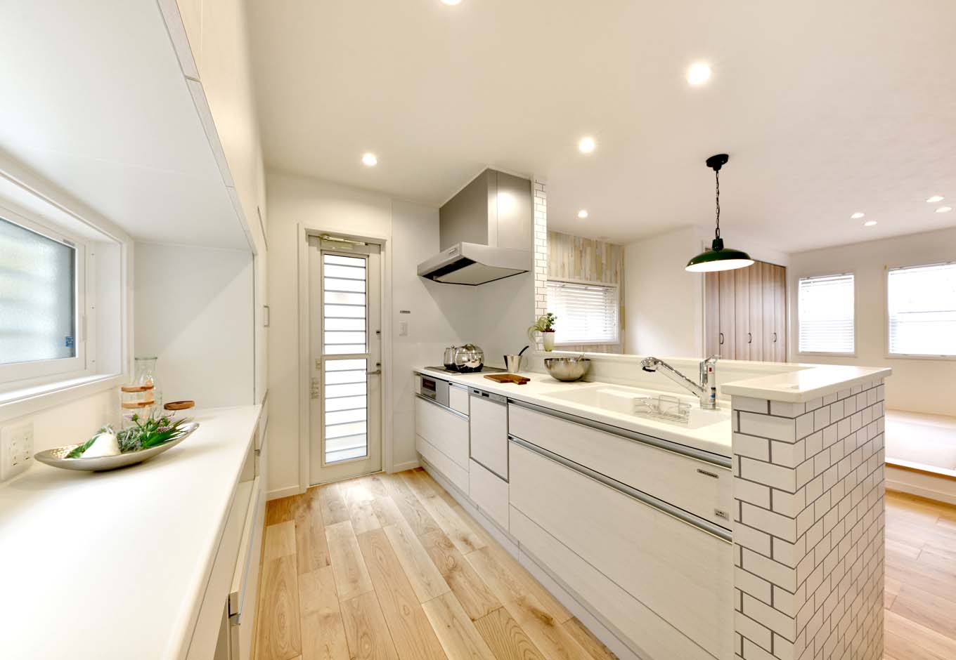 静鉄ホームズ【デザイン住宅、趣味、インテリア】白で統一されたシステムキッチン。大容量のカップボードを背面に設置することで、水廻りはスッキリと。ダイニングにいる家族と対面しながらの調理が楽しくなる空間だ。