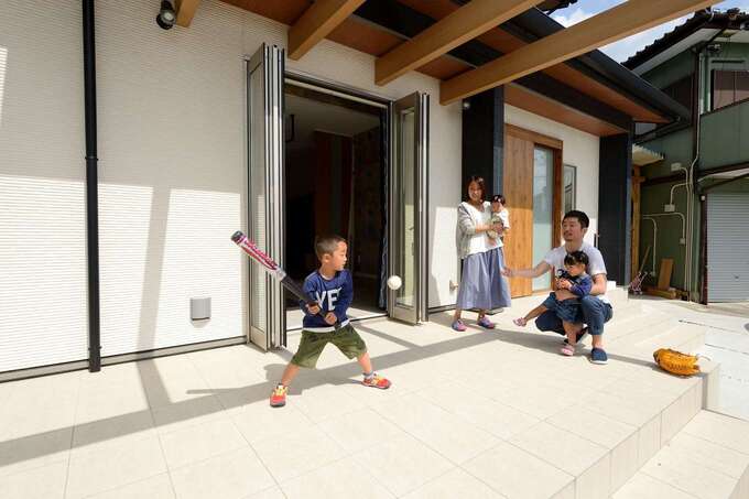 近々、日よけのカーテンがつくパーゴラは、キャッチボールができるほど広々。新築して初めて迎える今年の夏から子どもプールやBBQを存分に楽しむ♪