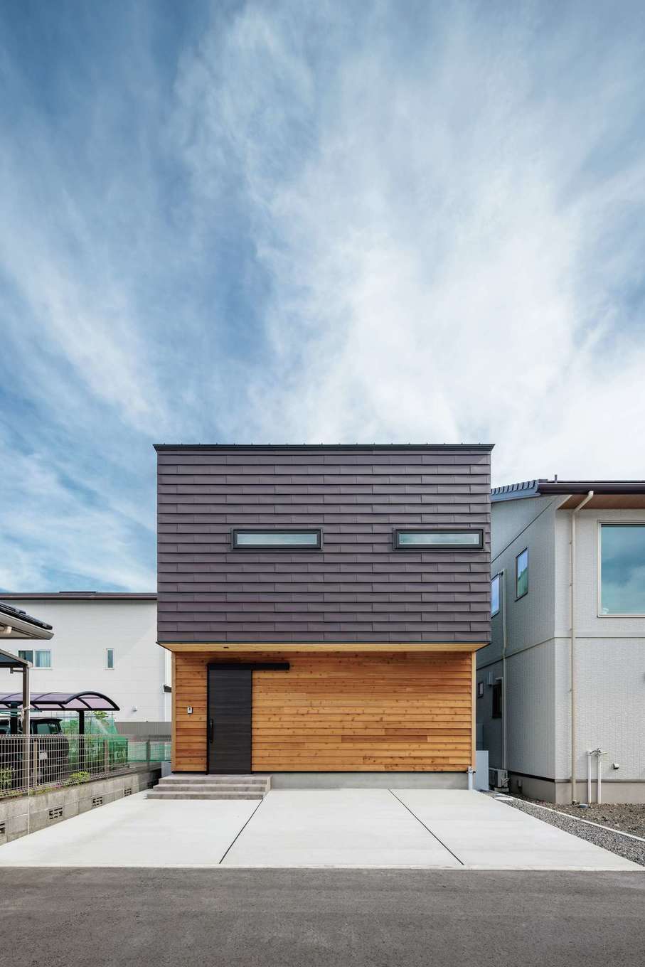 tact design firm【デザイン住宅、子育て、間取り】一文字葺きのガルバリウムと鎧張りのレッドシダーが融合した美しい外観