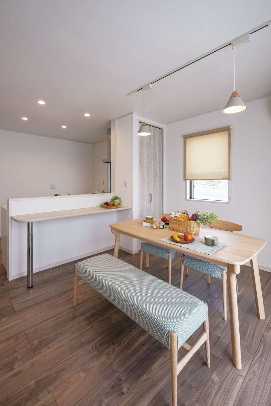 ＩＤＫ 住まいの発見館【1000万円台、省エネ、間取り】キッチンにつけたカウンターは、サッとすませる朝食や子どもの学習スペースにぴったり。すぐ横に本や勉強道具などをしまえる収納も設けた