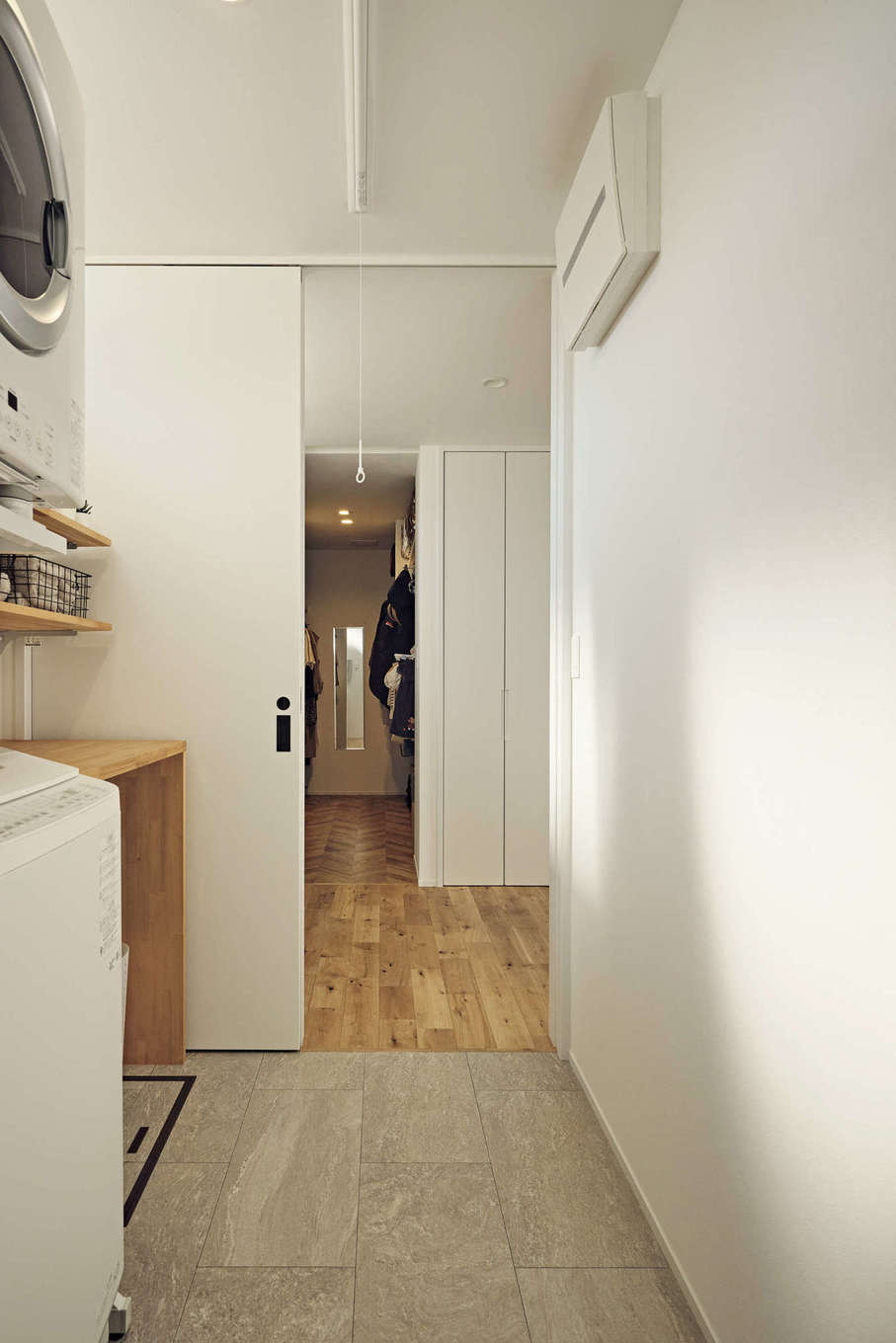 平屋建築ブルーハウス【デザイン住宅、建築家、平屋】脱衣、洗面、クローゼットを一直線上に配置