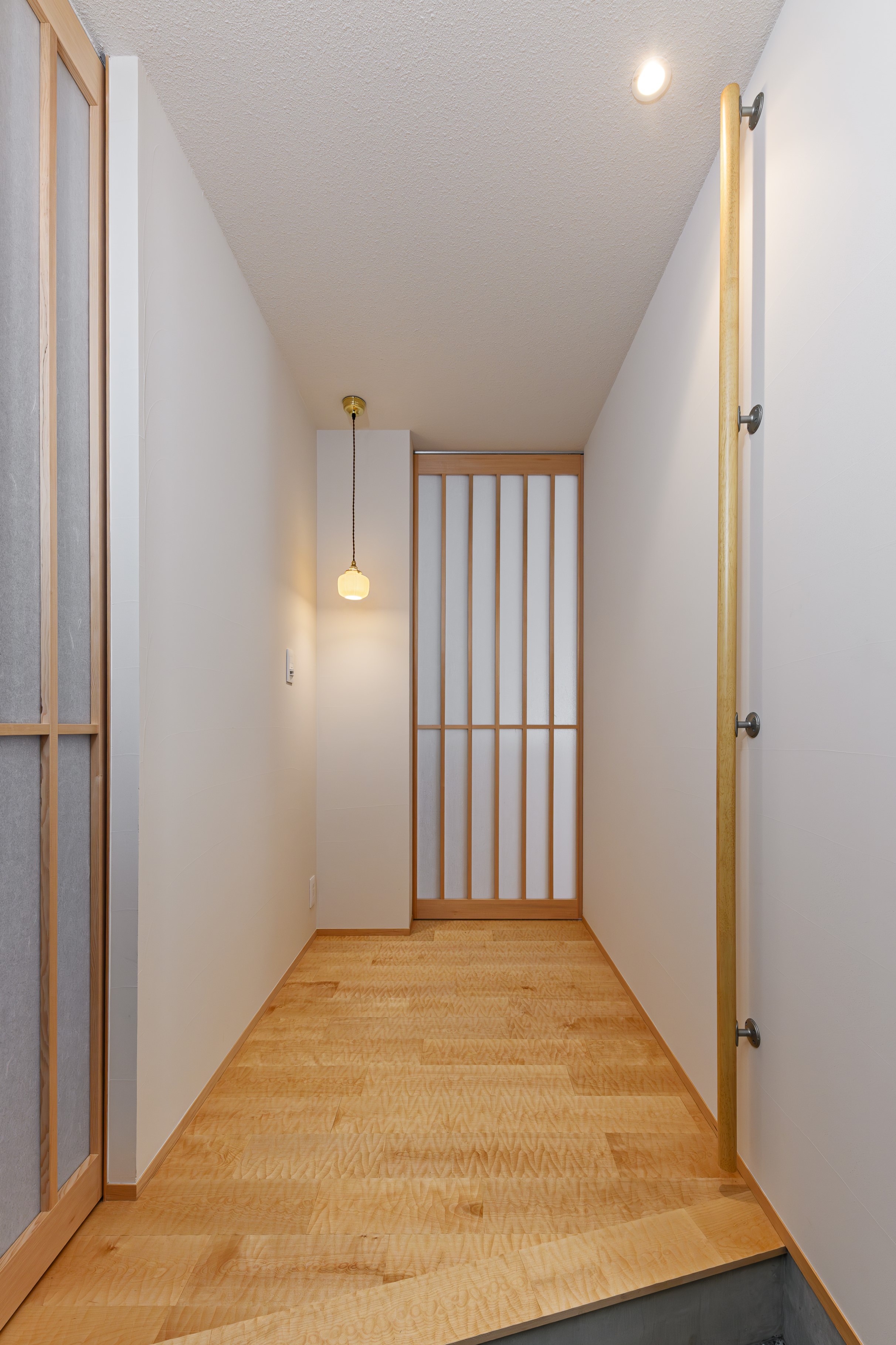 エムズアソシエイツ｜ワーロン紙を使用した障子の造作扉を採用。