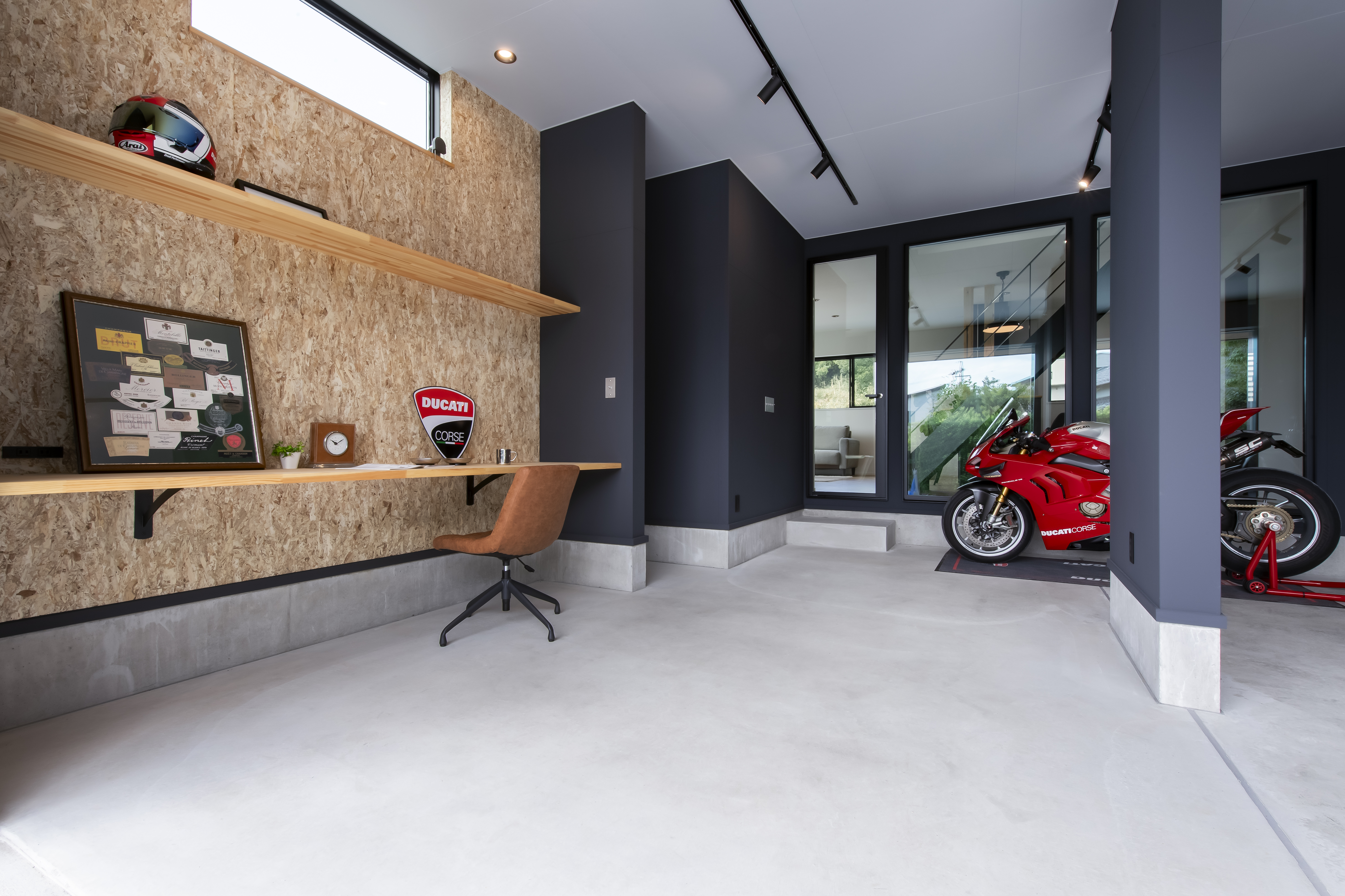 スズイチ｜シンプルで機能的なデザインのフリースペース。バイクのディスプレイやパーソナルワークの場としても活用可能。
