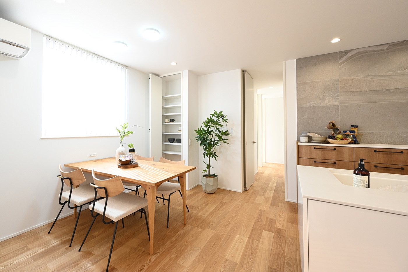 ユートピア建設【省エネ、間取り、平屋】テーブルを窓際に寄せ庭を眺めながら食事ができるダイニング