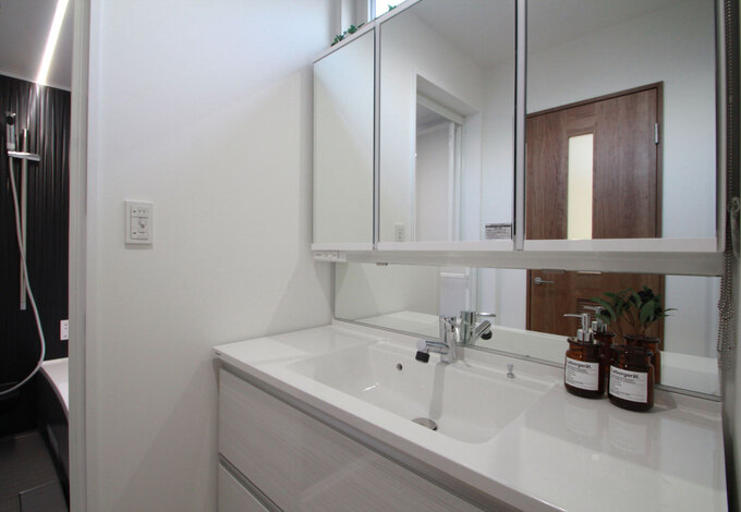 収納もたっぷりな三面鏡の洗面