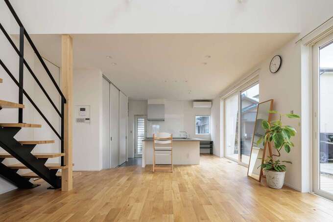 視線の抜け感が気持ち良いLDKは約21畳。肌触りの良い床は無垢のオーク材