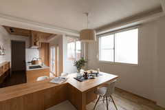 南北に長い敷地形状を考慮して、より広く快適に過ごせるようにキッチンの向きを決定。断熱・気密性を高めるために内窓を追加した