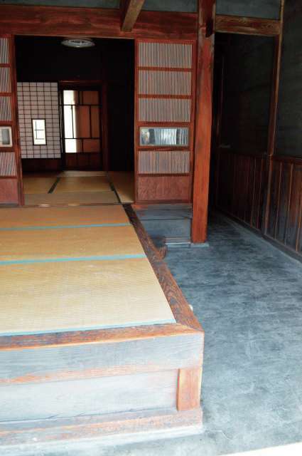 通りに面した町家らしさが残された玄関。大きな土間と、段差のある畳の上がりかまちが特徴的。この雰囲気を残したままガレージへと変更。