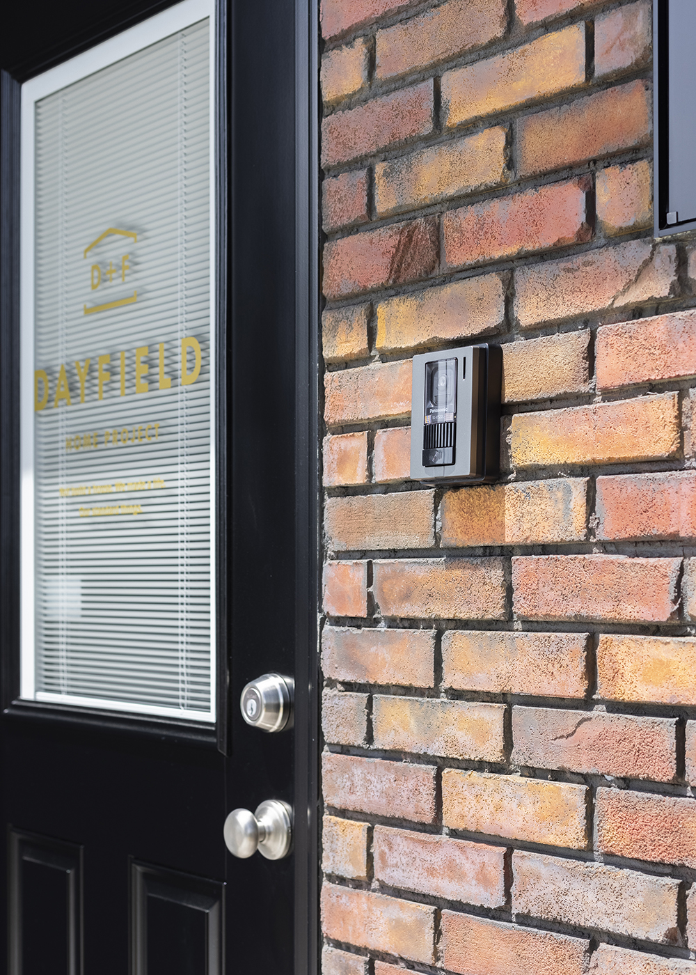 大和建設／BinO西尾南【デザイン住宅、インテリア】モルタルを加工してレンガ風にしたポーチ壁