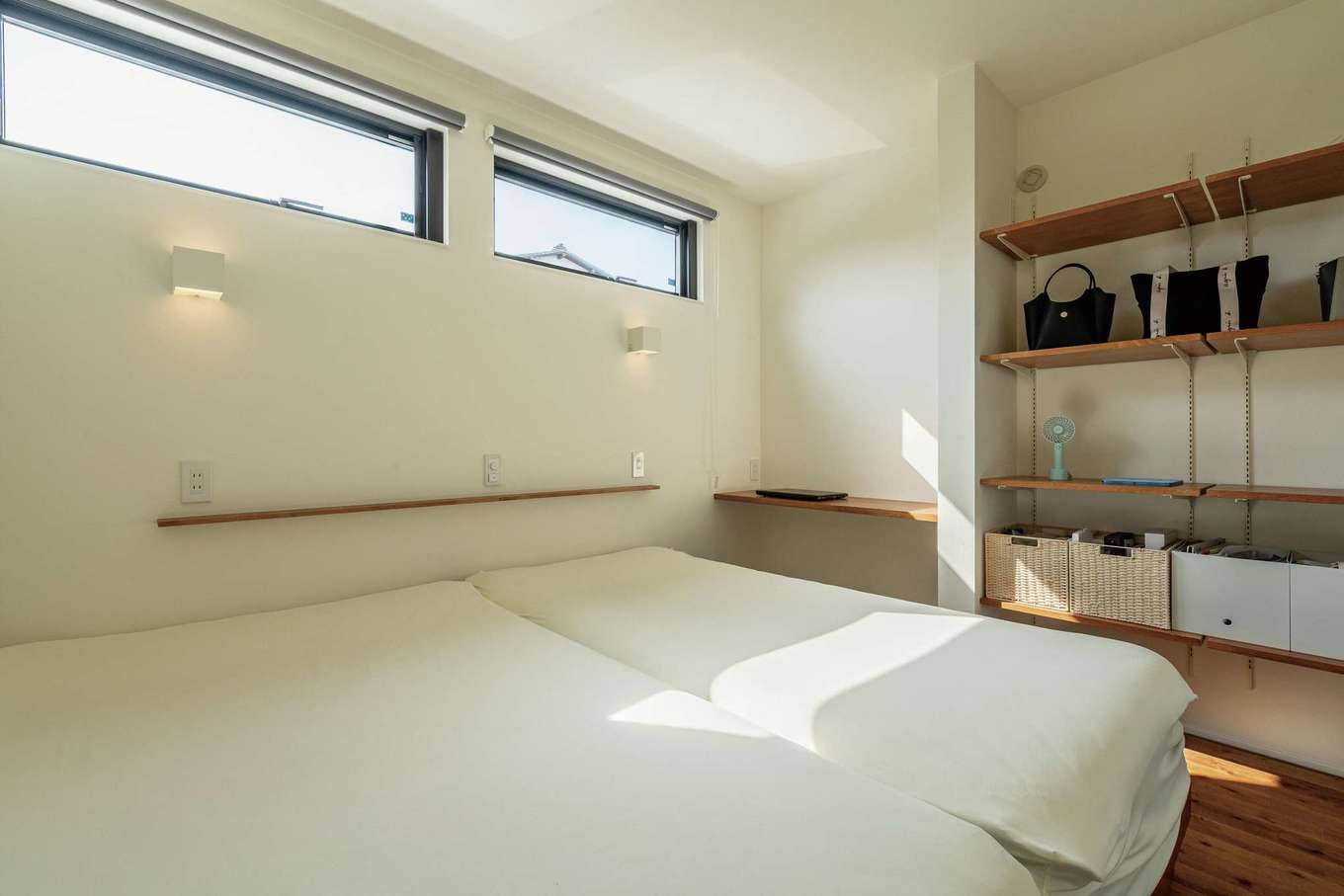 ハウスプラン（R＋house沼津・富士）【デザイン住宅、省エネ、建築家】寝室にはカウンターデスクやオープンシェルフを造作