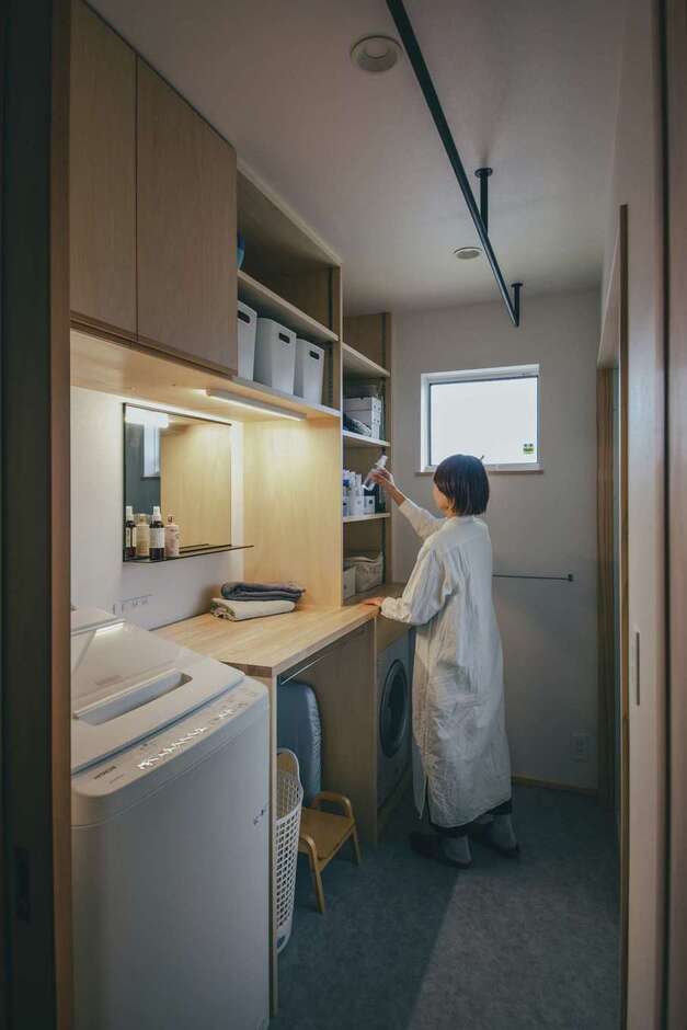 ランドリーは造作収納で空間を有効利用。「乾太くん」と室内干しを併用できる