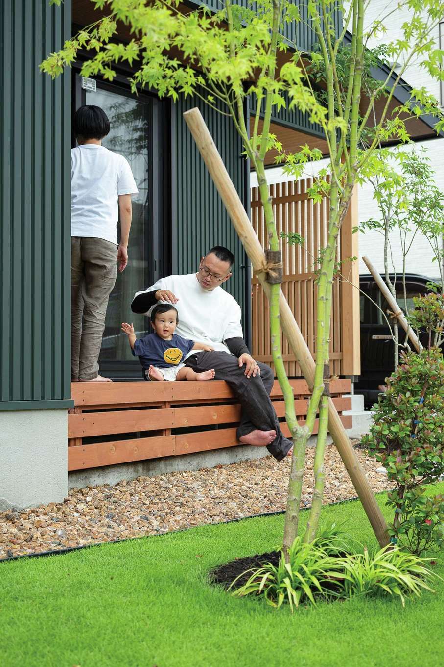 仲田工務店【子育て、自然素材、間取り】室内と同じ高さのウッドデッキがリビングと庭をつなぐ。庭木は秋に紅葉を楽しめるモミジ