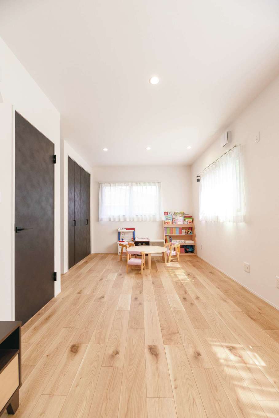 三和建設【子育て、収納力、間取り】子ども部屋は将来2分割することを想定して、ドアや収納が2つずつ。今はまだ、何をする時も3人一緒！